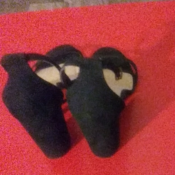 Black 4inch heels - Picture 2 of 4